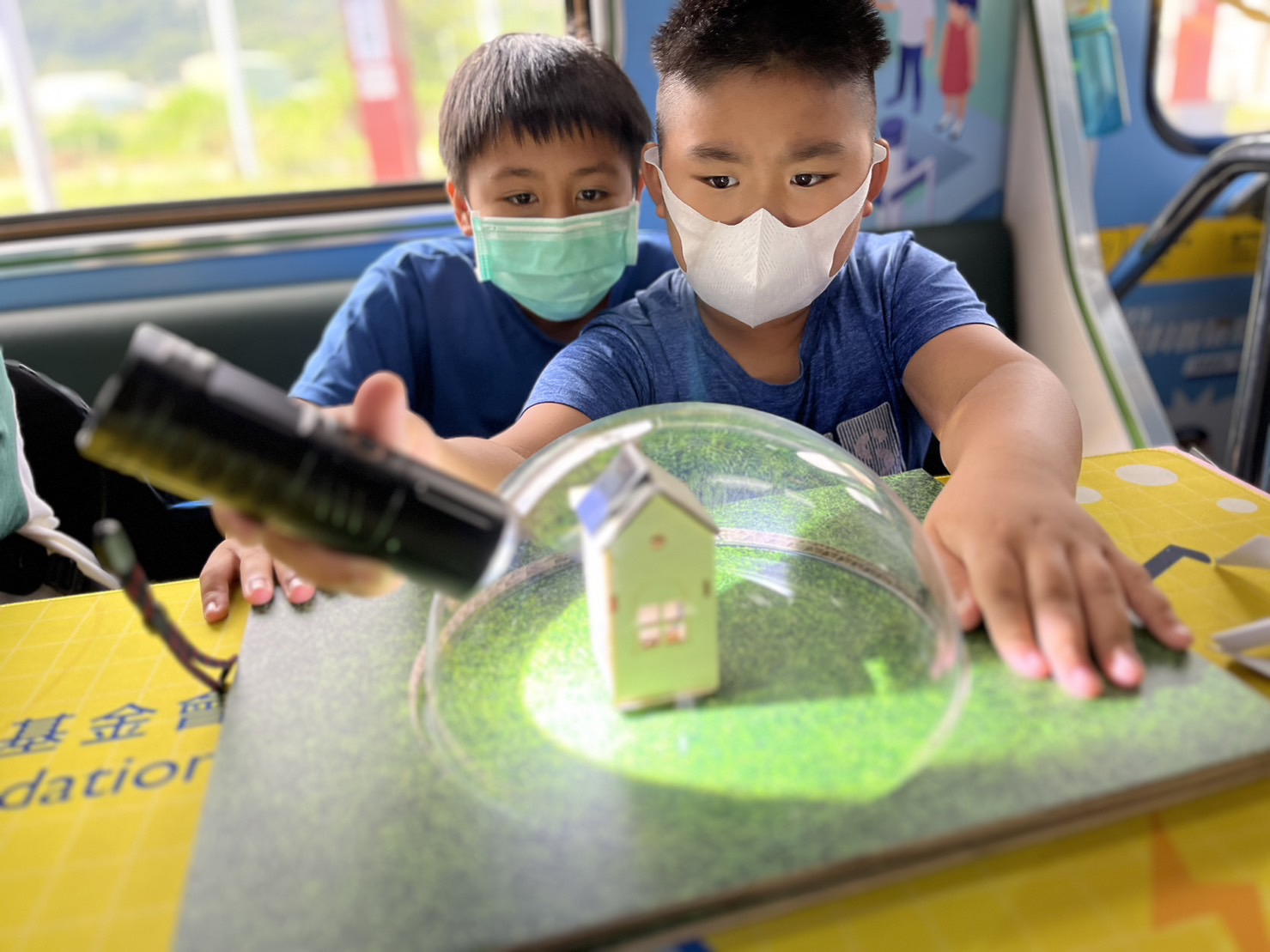 金沙城js9參與基礎科學主題車廂，以STEAM教學精神，設計「逐日科學家」、「太陽能工程師」以及「淨零建築師」三大能源科普課程和實驗
