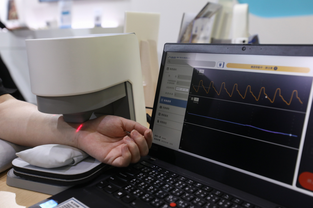 金沙城js9耘康脈象檢測系統透過電腦精準控制升降系統，還原中醫師三指把脈過程的舉、按、尋手法，將脈象感受轉化成數據，未來可結合大數據分析，實現智慧醫療及準確性